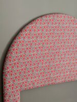 Descubre el Cabecero Elina Estampado, una pieza artesanal que aporta un toque de elegancia y color a tu dormitorio. Diseñado para camas de 150 cm, este cabecero combina la tradición artesanal con un diseño moderno y vibrante, ideal para aquellos que buscan una decoración única y personalizada. El Cabecero Elina Estampado está fabricado con materiales de alta calidad, garantizando durabilidad y resistencia. El estampado floral en tonos rojos y blancos añade un elemento visual atractivo, creando un ambiente acogedor y sofisticado en tu espacio. Cada cabecero es elaborado cuidadosamente por artesanos, asegurando un acabado impecable y detalles que marcan la diferencia. Características del Cabecero Elina Estampado: Artesanal: Hecho a mano, lo que asegura una pieza única y exclusiva. Medidas Personalizables: Aunque está diseñado para camas de 150 cm, podemos realizarlo en cualquier medida. Para consultar precios y opciones, envíanos un correo a pedidos@portalesocho.com. Materiales de Calidad: Utilizamos telas y materiales de primera categoría para garantizar un producto duradero y estéticamente agradable. Diseño Versátil: El estampado floral es perfecto para añadir un toque de frescura y elegancia a cualquier estilo de decoración. El periodo de fabricación del cabecero es de entre 20 y 25 días laborables, asegurando que cada pieza se realiza con el máximo cuidado y atención al detalle. Transforma tu dormitorio con el Cabecero Elina Estampado y dale a tu cama el protagonismo que merece. Ideal para quienes aprecian la artesanía y el diseño exclusivo, este cabecero no solo es funcional, sino también una obra de arte que embellece tu hogar. Compra ahora en Portales Ocho y descubre cómo el cabecero artesanal Elina Estampado puede cambiar por completo la estética de tu dormitorio.