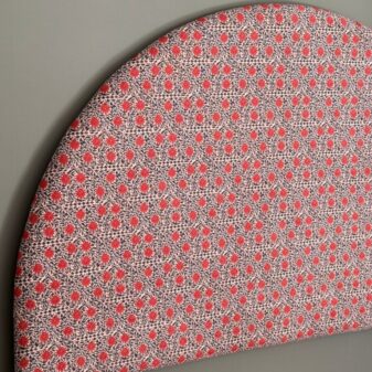 Descubre el Cabecero Elina Estampado, una pieza artesanal que aporta un toque de elegancia y color a tu dormitorio. Diseñado para camas de 150 cm, este cabecero combina la tradición artesanal con un diseño moderno y vibrante, ideal para aquellos que buscan una decoración única y personalizada. El Cabecero Elina Estampado está fabricado con materiales de alta calidad, garantizando durabilidad y resistencia. El estampado floral en tonos rojos y blancos añade un elemento visual atractivo, creando un ambiente acogedor y sofisticado en tu espacio. Cada cabecero es elaborado cuidadosamente por artesanos, asegurando un acabado impecable y detalles que marcan la diferencia. Características del Cabecero Elina Estampado: Artesanal: Hecho a mano, lo que asegura una pieza única y exclusiva. Medidas Personalizables: Aunque está diseñado para camas de 150 cm, podemos realizarlo en cualquier medida. Para consultar precios y opciones, envíanos un correo a pedidos@portalesocho.com. Materiales de Calidad: Utilizamos telas y materiales de primera categoría para garantizar un producto duradero y estéticamente agradable. Diseño Versátil: El estampado floral es perfecto para añadir un toque de frescura y elegancia a cualquier estilo de decoración. El periodo de fabricación del cabecero es de entre 20 y 25 días laborables, asegurando que cada pieza se realiza con el máximo cuidado y atención al detalle. Transforma tu dormitorio con el Cabecero Elina Estampado y dale a tu cama el protagonismo que merece. Ideal para quienes aprecian la artesanía y el diseño exclusivo, este cabecero no solo es funcional, sino también una obra de arte que embellece tu hogar. Compra ahora en Portales Ocho y descubre cómo el cabecero artesanal Elina Estampado puede cambiar por completo la estética de tu dormitorio.