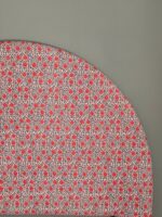 Descubre el Cabecero Elina Estampado, una pieza artesanal que aporta un toque de elegancia y color a tu dormitorio. Diseñado para camas de 150 cm, este cabecero combina la tradición artesanal con un diseño moderno y vibrante, ideal para aquellos que buscan una decoración única y personalizada. El Cabecero Elina Estampado está fabricado con materiales de alta calidad, garantizando durabilidad y resistencia. El estampado floral en tonos rojos y blancos añade un elemento visual atractivo, creando un ambiente acogedor y sofisticado en tu espacio. Cada cabecero es elaborado cuidadosamente por artesanos, asegurando un acabado impecable y detalles que marcan la diferencia. Características del Cabecero Elina Estampado: Artesanal: Hecho a mano, lo que asegura una pieza única y exclusiva. Medidas Personalizables: Aunque está diseñado para camas de 150 cm, podemos realizarlo en cualquier medida. Para consultar precios y opciones, envíanos un correo a pedidos@portalesocho.com. Materiales de Calidad: Utilizamos telas y materiales de primera categoría para garantizar un producto duradero y estéticamente agradable. Diseño Versátil: El estampado floral es perfecto para añadir un toque de frescura y elegancia a cualquier estilo de decoración. El periodo de fabricación del cabecero es de entre 20 y 25 días laborables, asegurando que cada pieza se realiza con el máximo cuidado y atención al detalle. Transforma tu dormitorio con el Cabecero Elina Estampado y dale a tu cama el protagonismo que merece. Ideal para quienes aprecian la artesanía y el diseño exclusivo, este cabecero no solo es funcional, sino también una obra de arte que embellece tu hogar. Compra ahora en Portales Ocho y descubre cómo el cabecero artesanal Elina Estampado puede cambiar por completo la estética de tu dormitorio.