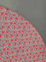 Descubre el Cabecero Elina Estampado, una pieza artesanal que aporta un toque de elegancia y color a tu dormitorio. Diseñado para camas de 150 cm, este cabecero combina la tradición artesanal con un diseño moderno y vibrante, ideal para aquellos que buscan una decoración única y personalizada. El Cabecero Elina Estampado está fabricado con materiales de alta calidad, garantizando durabilidad y resistencia. El estampado floral en tonos rojos y blancos añade un elemento visual atractivo, creando un ambiente acogedor y sofisticado en tu espacio. Cada cabecero es elaborado cuidadosamente por artesanos, asegurando un acabado impecable y detalles que marcan la diferencia. Características del Cabecero Elina Estampado: Artesanal: Hecho a mano, lo que asegura una pieza única y exclusiva. Medidas Personalizables: Aunque está diseñado para camas de 150 cm, podemos realizarlo en cualquier medida. Para consultar precios y opciones, envíanos un correo a pedidos@portalesocho.com. Materiales de Calidad: Utilizamos telas y materiales de primera categoría para garantizar un producto duradero y estéticamente agradable. Diseño Versátil: El estampado floral es perfecto para añadir un toque de frescura y elegancia a cualquier estilo de decoración. El periodo de fabricación del cabecero es de entre 20 y 25 días laborables, asegurando que cada pieza se realiza con el máximo cuidado y atención al detalle. Transforma tu dormitorio con el Cabecero Elina Estampado y dale a tu cama el protagonismo que merece. Ideal para quienes aprecian la artesanía y el diseño exclusivo, este cabecero no solo es funcional, sino también una obra de arte que embellece tu hogar. Compra ahora en Portales Ocho y descubre cómo el cabecero artesanal Elina Estampado puede cambiar por completo la estética de tu dormitorio.
