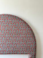 Descubre el Cabecero Elina Estampado, una pieza artesanal que aporta un toque de elegancia y color a tu dormitorio. Diseñado para camas de 150 cm, este cabecero combina la tradición artesanal con un diseño moderno y vibrante, ideal para aquellos que buscan una decoración única y personalizada. El Cabecero Elina Estampado está fabricado con materiales de alta calidad, garantizando durabilidad y resistencia. El estampado floral en tonos rojos y blancos añade un elemento visual atractivo, creando un ambiente acogedor y sofisticado en tu espacio. Cada cabecero es elaborado cuidadosamente por artesanos, asegurando un acabado impecable y detalles que marcan la diferencia. Características del Cabecero Elina Estampado: Artesanal: Hecho a mano, lo que asegura una pieza única y exclusiva. Medidas Personalizables: Aunque está diseñado para camas de 150 cm, podemos realizarlo en cualquier medida. Para consultar precios y opciones, envíanos un correo a pedidos@portalesocho.com. Materiales de Calidad: Utilizamos telas y materiales de primera categoría para garantizar un producto duradero y estéticamente agradable. Diseño Versátil: El estampado floral es perfecto para añadir un toque de frescura y elegancia a cualquier estilo de decoración. El periodo de fabricación del cabecero es de entre 20 y 25 días laborables, asegurando que cada pieza se realiza con el máximo cuidado y atención al detalle. Transforma tu dormitorio con el Cabecero Elina Estampado y dale a tu cama el protagonismo que merece. Ideal para quienes aprecian la artesanía y el diseño exclusivo, este cabecero no solo es funcional, sino también una obra de arte que embellece tu hogar. Compra ahora en Portales Ocho y descubre cómo el cabecero artesanal Elina Estampado puede cambiar por completo la estética de tu dormitorio.