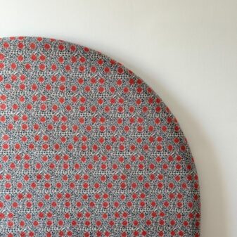 Descubre el Cabecero Elina Estampado, una pieza artesanal que aporta un toque de elegancia y color a tu dormitorio. Diseñado para camas de 150 cm, este cabecero combina la tradición artesanal con un diseño moderno y vibrante, ideal para aquellos que buscan una decoración única y personalizada. El Cabecero Elina Estampado está fabricado con materiales de alta calidad, garantizando durabilidad y resistencia. El estampado floral en tonos rojos y blancos añade un elemento visual atractivo, creando un ambiente acogedor y sofisticado en tu espacio. Cada cabecero es elaborado cuidadosamente por artesanos, asegurando un acabado impecable y detalles que marcan la diferencia. Características del Cabecero Elina Estampado: Artesanal: Hecho a mano, lo que asegura una pieza única y exclusiva. Medidas Personalizables: Aunque está diseñado para camas de 150 cm, podemos realizarlo en cualquier medida. Para consultar precios y opciones, envíanos un correo a pedidos@portalesocho.com. Materiales de Calidad: Utilizamos telas y materiales de primera categoría para garantizar un producto duradero y estéticamente agradable. Diseño Versátil: El estampado floral es perfecto para añadir un toque de frescura y elegancia a cualquier estilo de decoración. El periodo de fabricación del cabecero es de entre 20 y 25 días laborables, asegurando que cada pieza se realiza con el máximo cuidado y atención al detalle. Transforma tu dormitorio con el Cabecero Elina Estampado y dale a tu cama el protagonismo que merece. Ideal para quienes aprecian la artesanía y el diseño exclusivo, este cabecero no solo es funcional, sino también una obra de arte que embellece tu hogar. Compra ahora en Portales Ocho y descubre cómo el cabecero artesanal Elina Estampado puede cambiar por completo la estética de tu dormitorio.