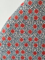 Descubre el Cabecero Elina Estampado, una pieza artesanal que aporta un toque de elegancia y color a tu dormitorio. Diseñado para camas de 150 cm, este cabecero combina la tradición artesanal con un diseño moderno y vibrante, ideal para aquellos que buscan una decoración única y personalizada. El Cabecero Elina Estampado está fabricado con materiales de alta calidad, garantizando durabilidad y resistencia. El estampado floral en tonos rojos y blancos añade un elemento visual atractivo, creando un ambiente acogedor y sofisticado en tu espacio. Cada cabecero es elaborado cuidadosamente por artesanos, asegurando un acabado impecable y detalles que marcan la diferencia. Características del Cabecero Elina Estampado: Artesanal: Hecho a mano, lo que asegura una pieza única y exclusiva. Medidas Personalizables: Aunque está diseñado para camas de 150 cm, podemos realizarlo en cualquier medida. Para consultar precios y opciones, envíanos un correo a pedidos@portalesocho.com. Materiales de Calidad: Utilizamos telas y materiales de primera categoría para garantizar un producto duradero y estéticamente agradable. Diseño Versátil: El estampado floral es perfecto para añadir un toque de frescura y elegancia a cualquier estilo de decoración. El periodo de fabricación del cabecero es de entre 20 y 25 días laborables, asegurando que cada pieza se realiza con el máximo cuidado y atención al detalle. Transforma tu dormitorio con el Cabecero Elina Estampado y dale a tu cama el protagonismo que merece. Ideal para quienes aprecian la artesanía y el diseño exclusivo, este cabecero no solo es funcional, sino también una obra de arte que embellece tu hogar. Compra ahora en Portales Ocho y descubre cómo el cabecero artesanal Elina Estampado puede cambiar por completo la estética de tu dormitorio.