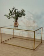 "Descubre la Mesa Centro Dorada Cristal: una pieza que combina belleza y funcionalidad. Ideal para añadir un toque de estilo a tu salón con materiales de alta calidad y un diseño atractivo."